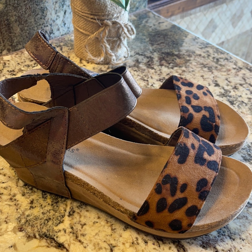 Wedge leopard sandals